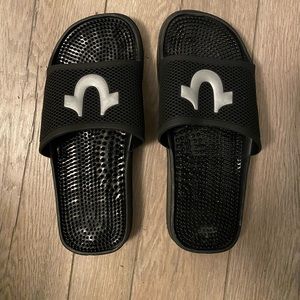 True Religion TRUSLIDE METALLIC HORSESHOE SLIDE